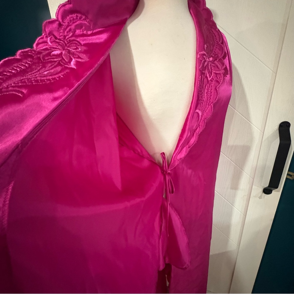 Vintage Fuchsia Satin‎ Robe Embroidered Scalloped Collar 80s/ PinUp/ Retro/ Rare - Picture 10 of 10